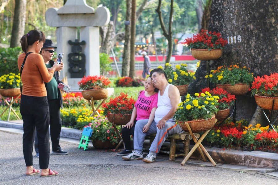  Con đường hoa quy tụ nhiều loại hoa khác nhau như hoa: cúc, hoa trạng nguyên, cánh bướm... tạo nên vẻ rực rỡ cho công viên Bách Thảo.