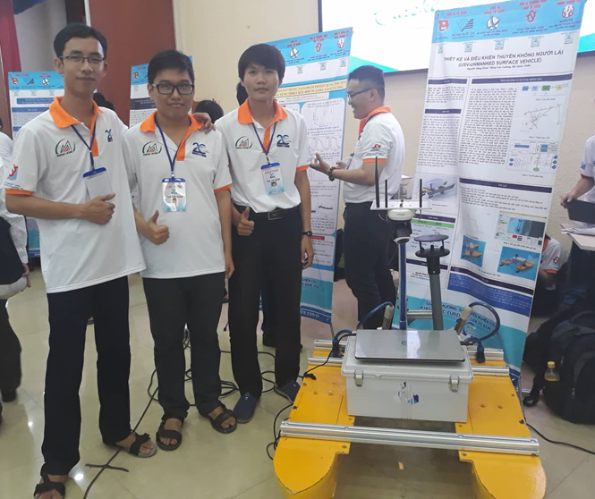 Nhóm tác giả và chiếc thuyền không người lái tại cuộc thi Eureka 2018 Nhóm tác giả và chiếc thuyền không người lái tại cuộc thi Eureka 2018