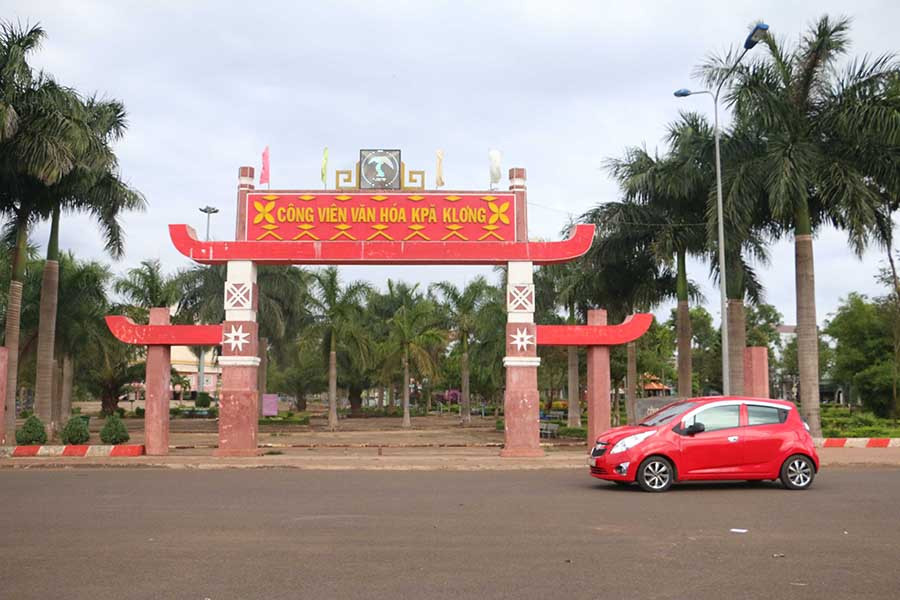  Công viên Văn hóa Kpă Klơng cùng công trình đường gom khu vực trung tâm thị trấn đã mang lại cho huyện Chư Sê một diện mạo mới. Ảnh: T.D