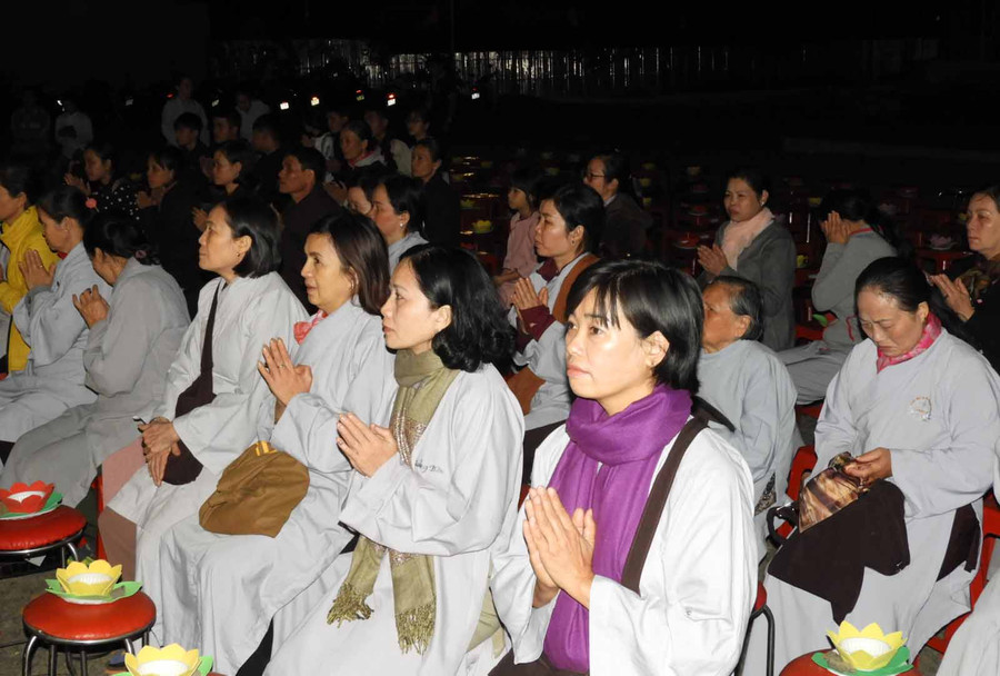 Bà con Phật tử dự Lễ. Ảnh: Thanh Nhật Bà con Phật tử dự Lễ. Ảnh: Thanh Nhật