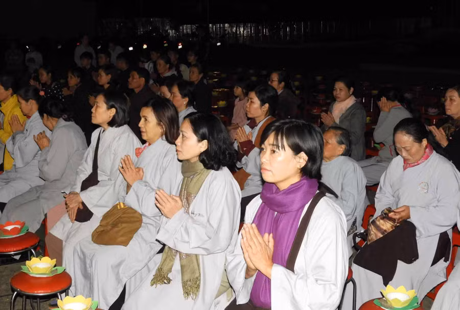 Bà con Phật tử dự Lễ. Ảnh: Thanh Nhật