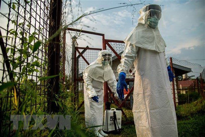 Nhân viên y tế làm việc tại khu vực cách ly dành cho bệnh nhân nhiễm virus Ebola tại bệnh viện ở Bundibugyo, phía tây Uganda ngày 17/8/2018. (Nguồn: AFP/TTXVN) Nhân viên y tế làm việc tại khu vực cách ly dành cho bệnh nhân nhiễm virus Ebola tại bệnh viện ở Bundibugyo, phía tây Uganda ngày 17/8/2018. (Nguồn: AFP/TTXVN)