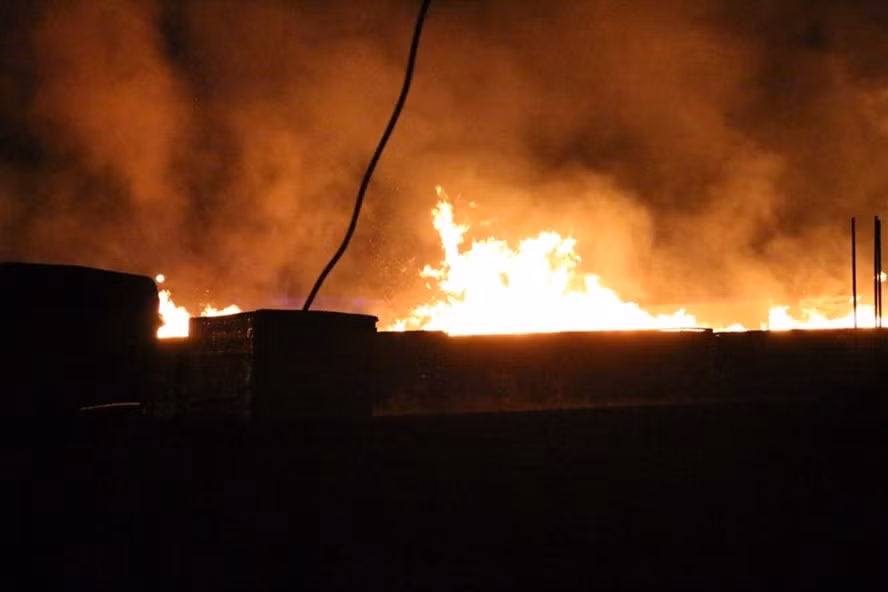 Đến 22h30 lửa vẫn đang bốc cháy dữ dội.