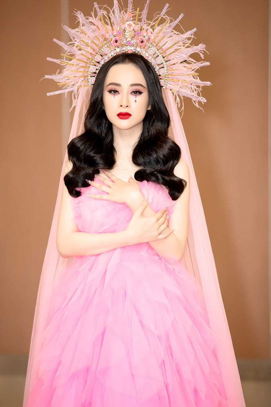 Angela Phương Trinh tạo nên sự đồng bộ với đôi mắt màu hồng điểm xuyết những viên đá lấp lánh.