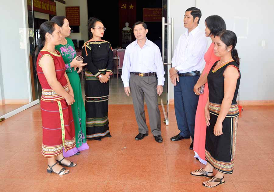 Lãnh đạo huyện trao đổi với phụ nữ về các mô hình khởi nghiệp. Ảnh: Đ.Y Ông Đoàn Bảy-Bí thư Huyện ủy Chư Pah: “Những mô hình hiệu quả của Hội LHPN huyện Chư Pah đã tác động rất lớn đến sự phát triển kinh tế-xã hội của huyện. Chúng tôi ghi nhận và hy vọng Hội Phụ nữ các cấp tiếp tục làm tốt vai trò tổ chức, tập hợp và động viên hội viên, phụ nữ tích cực xây dựng, triển khai các mô hình mới, qua đó góp phần thay đổi cuộc sống, chung tay xây dựng nông thôn mới”.