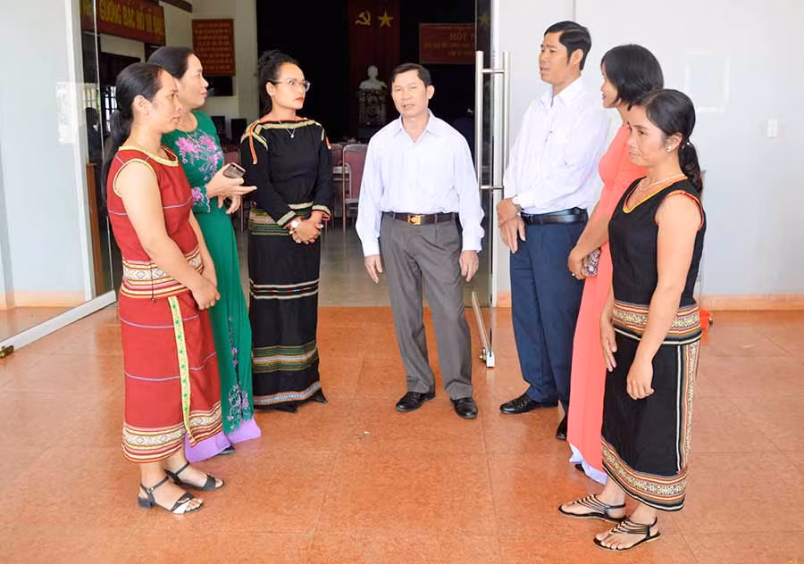  Ông Đoàn Bảy-Bí thư Huyện ủy Chư Pah: “Những mô hình hiệu quả của Hội LHPN huyện Chư Pah đã tác động rất lớn đến sự phát triển kinh tế-xã hội của huyện. Chúng tôi ghi nhận và hy vọng Hội Phụ nữ các cấp tiếp tục làm tốt vai trò tổ chức, tập hợp và động viên hội viên, phụ nữ tích cực xây dựng, triển khai các mô hình mới, qua đó góp phần thay đổi cuộc sống, chung tay xây dựng nông thôn mới”. 