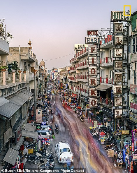  Susan Blick cho thấy sự hối hả và bận rộn trên các con phố ở Pararganj, Ấn Độ. Cô nói: “Chúng tôi dừng lại tại một quán cafe tầng thượng. Đó là một buổi chiều muộn, ánh sáng mềm mại và bóng của các con phố đang dần biến mất. Tôi lắp chân máy và với sự trợ giúp của bộ lọc ND, tôi giảm mức phơi sáng xuống còn 8 giây để thêm cảm xúc vào ảnh.”