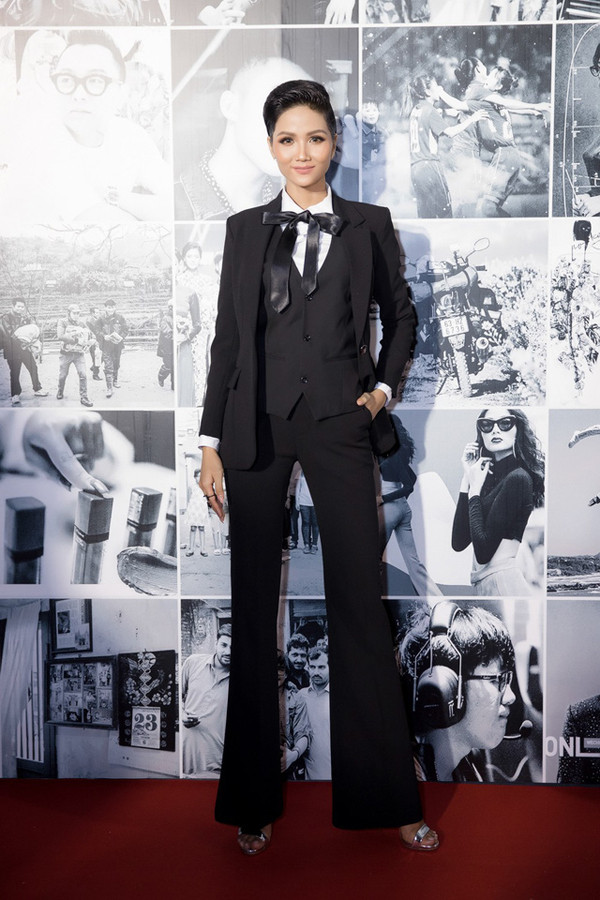 Khi không chọn xiêm y lộng lẫy, H'Hen Niê lại giúp mình tạo được ấn tượng bằng phong cách menswear qua các mẫu vest thời thượng.