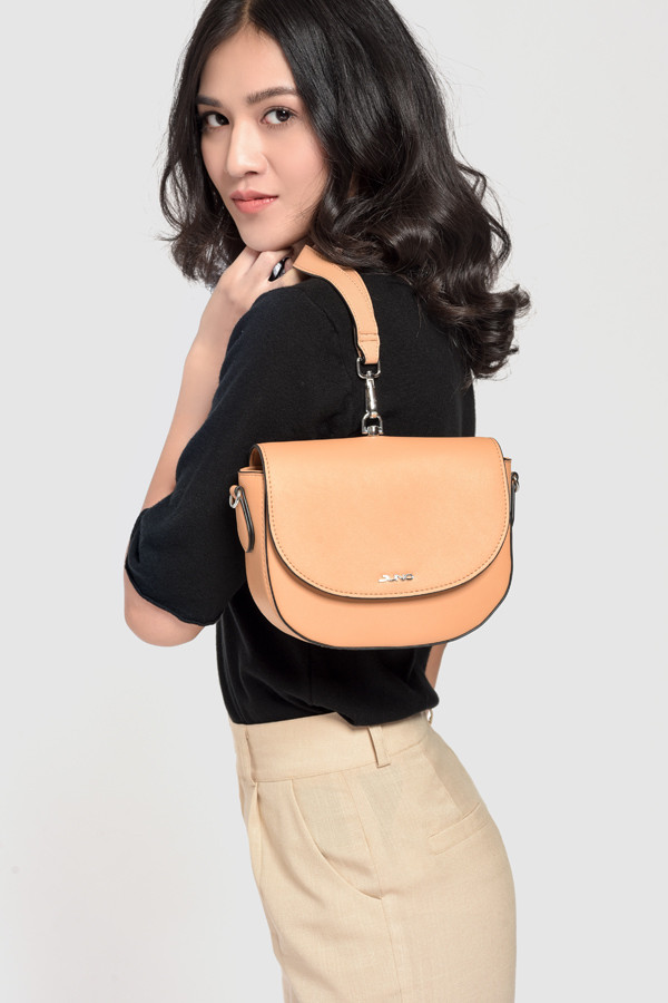  Túi xách nhỏ dáng bầu: Sản phẩm có màu kem và xanh trẻ trung, năng động. Túi làm từ chất da tổng hợp bền đẹp, dễ vệ sinh; dây đeo tay có thể tháo rời linh hoạt để thay bằng dây đeo vai đi kèm.