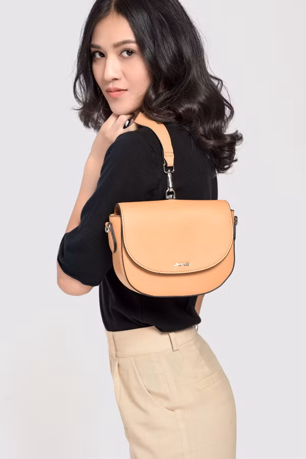  Túi xách nhỏ dáng bầu: Sản phẩm có màu kem và xanh trẻ trung, năng động. Túi làm từ chất da tổng hợp bền đẹp, dễ vệ sinh; dây đeo tay có thể tháo rời linh hoạt để thay bằng dây đeo vai đi kèm.