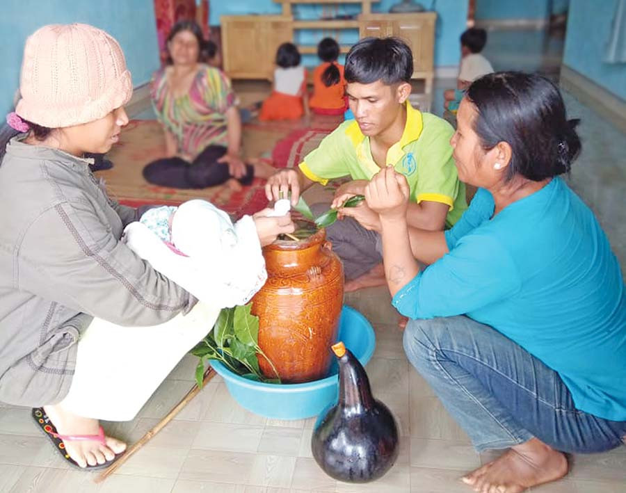  Bà Kri (áo xanh) tiến hành nghi lễ cúng. Ảnh: Y.P
