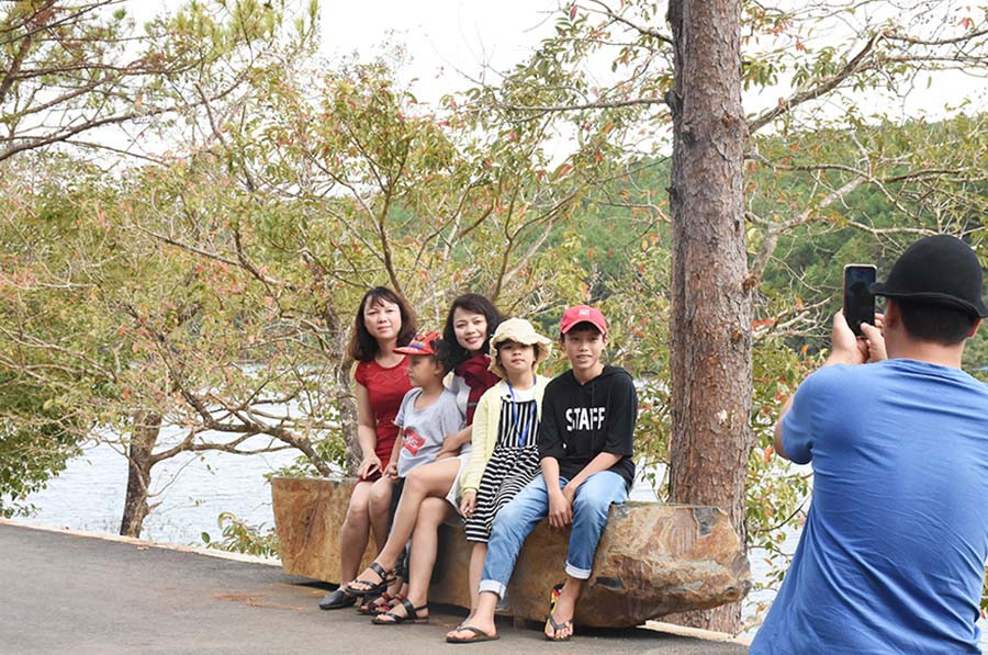  Nhiều gia đình tới Phố núi Gia Lai để lưu giữ kỷ niệm cho kỳ nghỉ. Ảnh Trần Dung