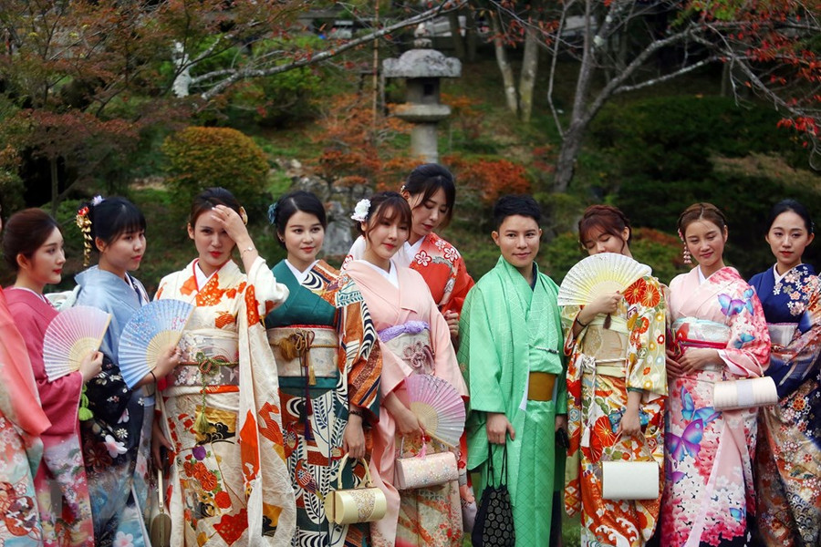 Đây là dịp hàng triệu lượt khách du lịch đổ về những điểm ngắm lá đỏ nổi tiếng như Kyoto, Nara, Hakone… để được hòa mình trong khung cảnh lãng mạn, thanh bình của xứ sở Phù Tang. (Ảnh: Huy Hùng/TTXVN)