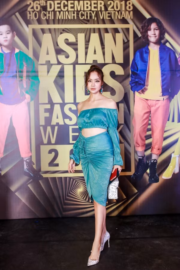 Én Vàng Kiều Ngân kết hợp croptop và chân váy rút dây màu xanh, cho vẻ ngoài cá tính. Tuy nhiên, chiếc váy quá ôm cùng phần xếp chưa tinh tế khiến phần bụng của cô nàng trông to hơn hẳn bên ngoài.