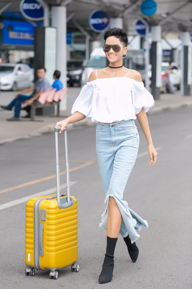 H'Hen Niê là người có nhiều thời gian chuẩn bị nhất trong số 6 đại diện của Việt Nam tại các cuộc thi nhan sắc quốc tế. Trong gần một năm qua, cô nhiều lần bị chê bai vì phong cách thời trang chưa đẹp mắt hoặc thân hình hốc hác... Nhưng người đẹp nhanh chóng lấy lại phong độ trước khi lên đường tới Thái Lan dự thi Miss Universe 2018.