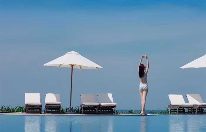 Dương Cẩm Lynh khoe dáng gái một con nuột nà bên hồ bơi. Nhiều người hy vọng Dương Cẩm Lynh sẽ ngày càng mạnh mẽ hơn sau cú sốc về hôn nhân đổ vỡ.