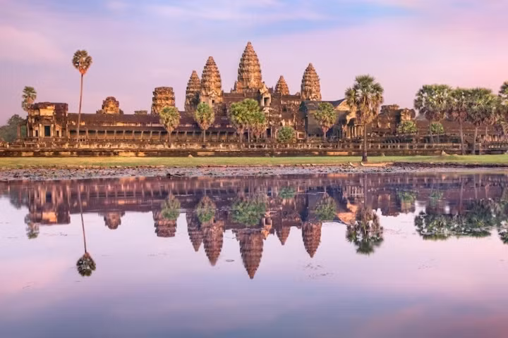  Quần thể Angkor Wat đẹp nguy nga tráng lệ là điểm thu hút khách du lịch hàng đầu tại Campuchia.