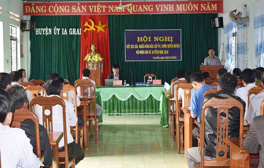  Đồng chí Nguyễn Hữu Quế-Bí thư Huyện ủy phát biểu tại buổi đối thoại. Ảnh: Phan Thương.