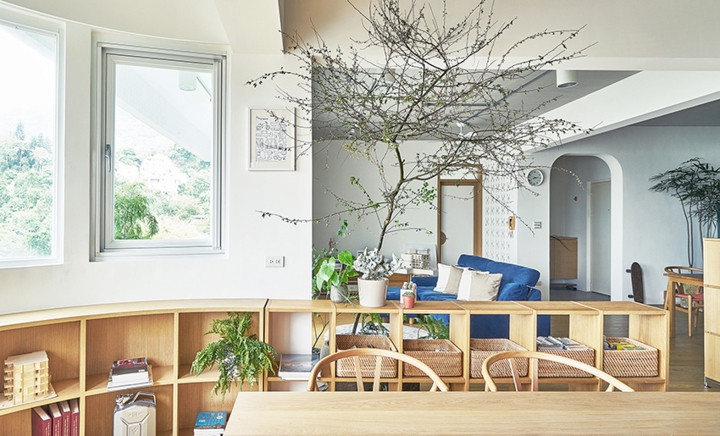 Tường sơn màu trắng điểm xuyết bằng những chậu cây xanh và nội thất bằng gỗ mang đến một không gian sống và làm việc nhẹ nhàng, yên tĩnh đẩy cao sự tập trung Tường sơn màu trắng điểm xuyết bằng những chậu cây xanh và nội thất bằng gỗ mang đến một không gian sống và làm việc nhẹ nhàng, yên tĩnh đẩy cao sự tập trung