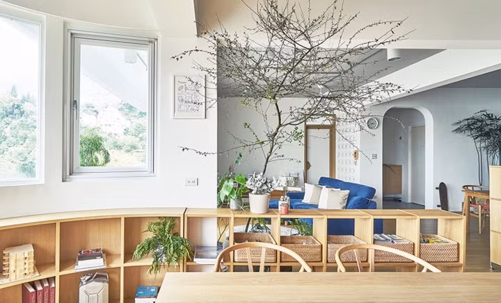  Tường sơn màu trắng điểm xuyết bằng những chậu cây xanh và nội thất bằng gỗ mang đến một không gian sống và làm việc nhẹ nhàng, yên tĩnh đẩy cao sự tập trung
