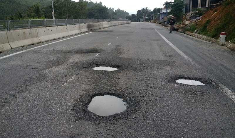  Quốc lộ 1 đoạn qua Phú Yên hư hỏng nặng và đang được khắc phục sửa chữa. (Ảnh nguồn PLO)