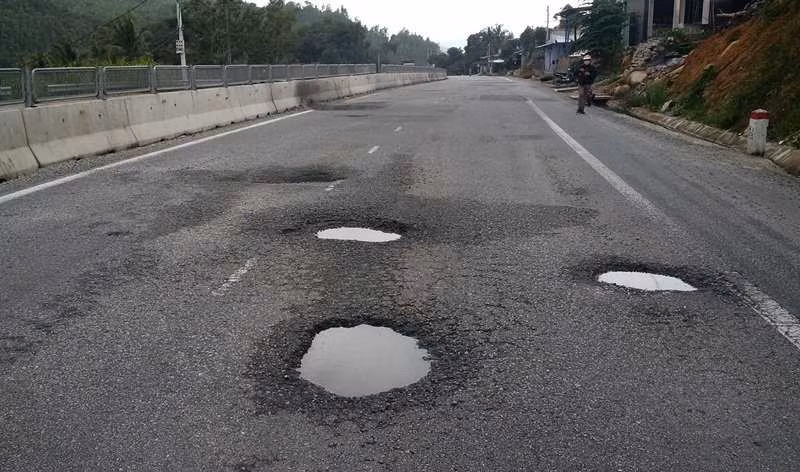  Quốc lộ 1 đoạn qua Phú Yên hư hỏng nặng và đang được khắc phục sửa chữa. (Ảnh nguồn PLO)