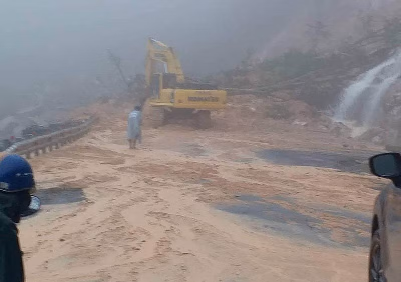 Nỗ lực khắc phục điểm sạt lở trên đèo Khánh Lê đường Nha Trang- Đà Lạt. Ảnh: HUỲNH TÚ