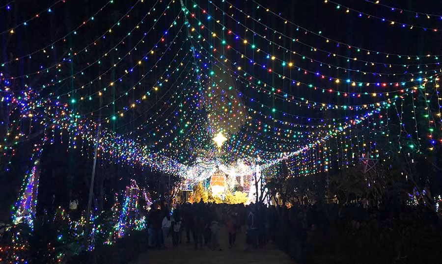 Đường dẫn vào nhà thờ Plei Chuet được trang hoàng lộng lẫy. Ảnh: Ngọc Thu