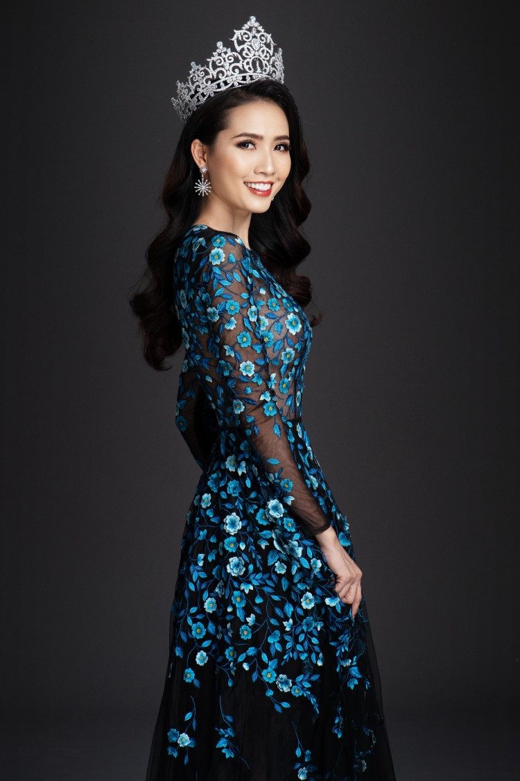 Váy xuyên thấu nhưng được xử lý tinh tế và điêu luyện với những đóa hoa nổi