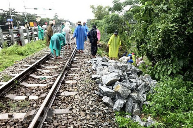 Khắc phục đoạn tuyến đường sắt Bắc-Nam qua Đà Nẵng. (Ảnh: Đinh Văn Nhiều/TTXVN) Khắc phục đoạn tuyến đường sắt Bắc-Nam qua Đà Nẵng. (Ảnh: Đinh Văn Nhiều/TTXVN)