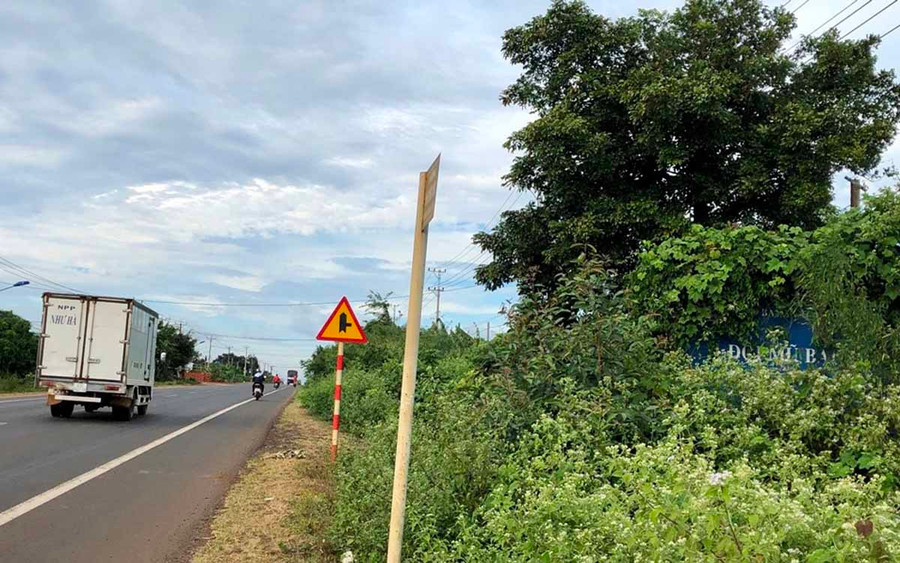 Một biển tuyên truyền ở làng Djriếk (thị trấn Nhơn Hòa) không còn đọc được được nội dung. Ảnh:Thủy Bình.