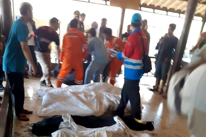 Đội tìm kiếm cứu nạn tại bãi biển Carita tập trung thi thể các nạn nhân sáng 23/12. Ảnh: AFP. Đội tìm kiếm cứu nạn tại bãi biển Carita tập trung thi thể các nạn nhân sáng 23/12. Ảnh: AFP.