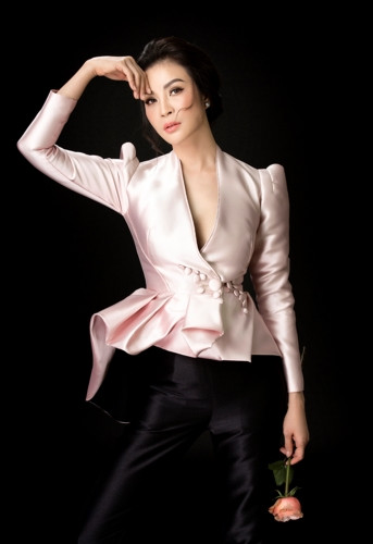 Ở tuổi 45, chị vẫn giữ được vóc dáng thanh mảnh nhờ chế độ ăn uống, luyện tập hợp lý. 