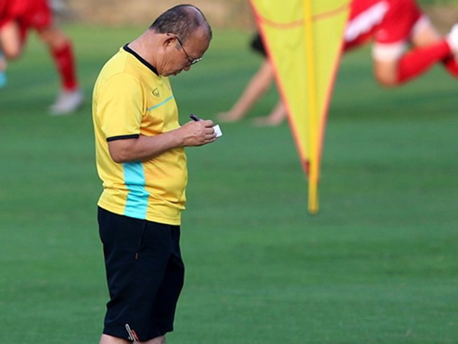 Thầy Park chưa vội mừng với những lời tán tụng mà bắt tay ngay vào cho các phương án ở lượt về. Ảnh: NGỌC DUNG