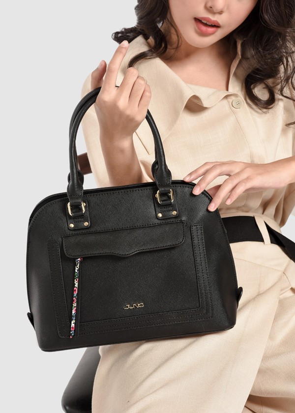 Túi xách cỡ trung quai phối kim loại: Túi có 3 màu nâu, đen, xám dành cho các nàng mạnh mẽ, cá tính với phom cứng cáp, quai phối kim loại lạ mắt. Sản phầm làm từ chất da tổng hợp vân nhám sang trọng, dễ vệ sinh; có một ngăn lớn và nhiều ngăn nhỏ tiện dụng.