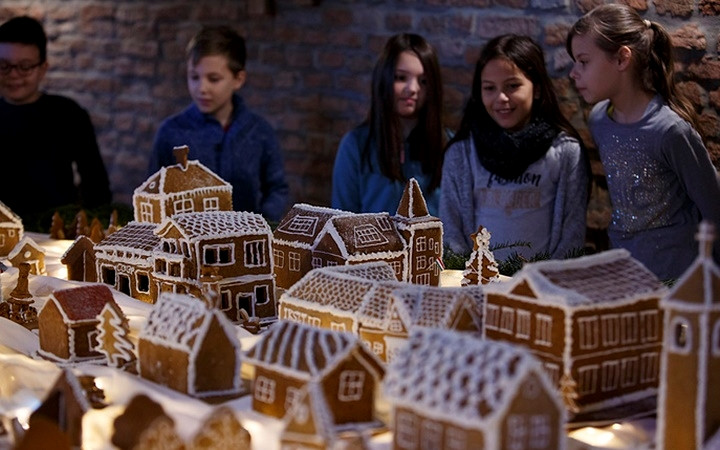 Du khách chiêm ngưỡng mô hình ngôi làng Szepetnek, Hungary, đượclàm từ bánh gừng - món bánh không thể thiếu mỗi dịp Giáng sinh. Ảnh: EPA-EFE