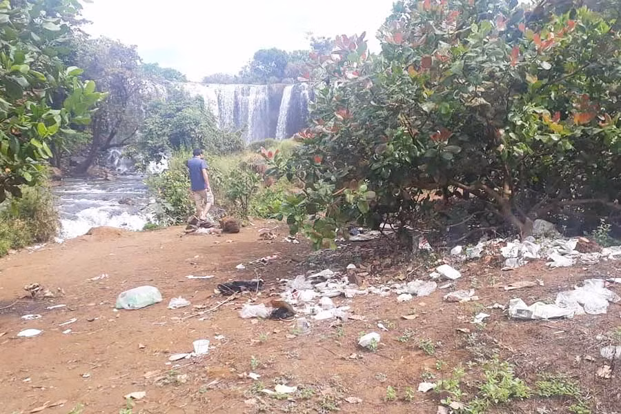 Rác thải vương vãi quanh thác Mơ. Ảnh: Nguyễn Tú