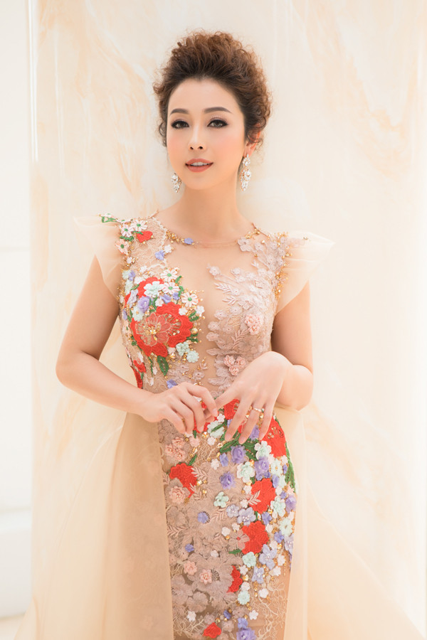 "Chúng tôi đều biết chăm con thế nào là tốt nhất, từ món ăn khoái khẩu mà con thích, trò chơi con say mê, hay như việc chọn mua quần áo, tã quần. Có người chồng tâm lý, tôi rất mãn nguyện. Ngày tôi nằm viện vì mổ ruột thừa, nhờ có ông xã mà việc chăm con vẫn suôn sẻ", cô cho biết. "Chúng tôi đều biết chăm con thế nào là tốt nhất, từ món ăn khoái khẩu mà con thích, trò chơi con say mê, hay như việc chọn mua quần áo, tã quần. Có người chồng tâm lý, tôi rất mãn nguyện. Ngày tôi nằm viện vì mổ ruột thừa, nhờ có ông xã mà việc chăm con vẫn suôn sẻ", cô cho biết.