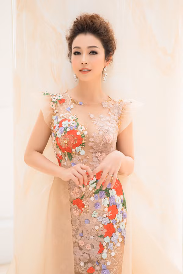 "Chúng tôi đều biết chăm con thế nào là tốt nhất, từ món ăn khoái khẩu mà con thích, trò chơi con say mê, hay như việc chọn mua quần áo, tã quần. Có người chồng tâm lý, tôi rất mãn nguyện. Ngày tôi nằm viện vì mổ ruột thừa, nhờ có ông xã mà việc chăm con vẫn suôn sẻ", cô cho biết.