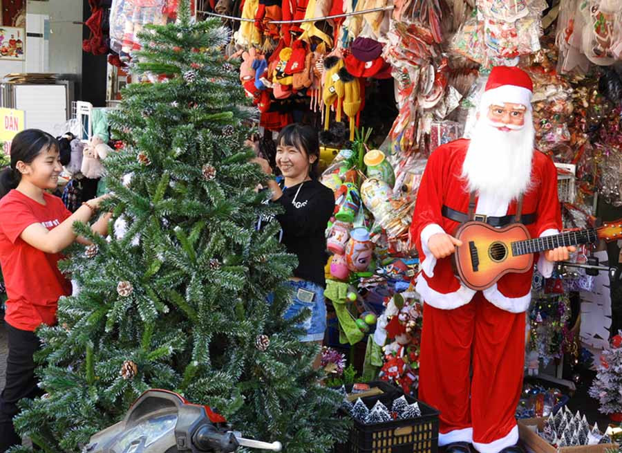 Một cửa hàng bán đồ trang trí giáng sinh ở TP. Pleiku. Ảnh: T.N