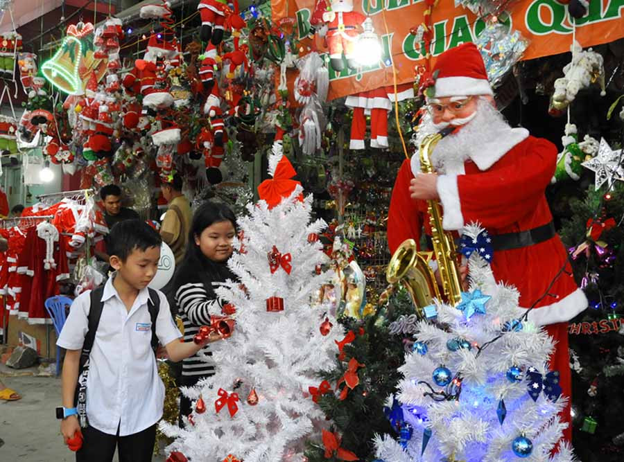 Một cửa hàng bán đồ trang trí giáng sinh ở TP. Pleiku. Ảnh: T.N