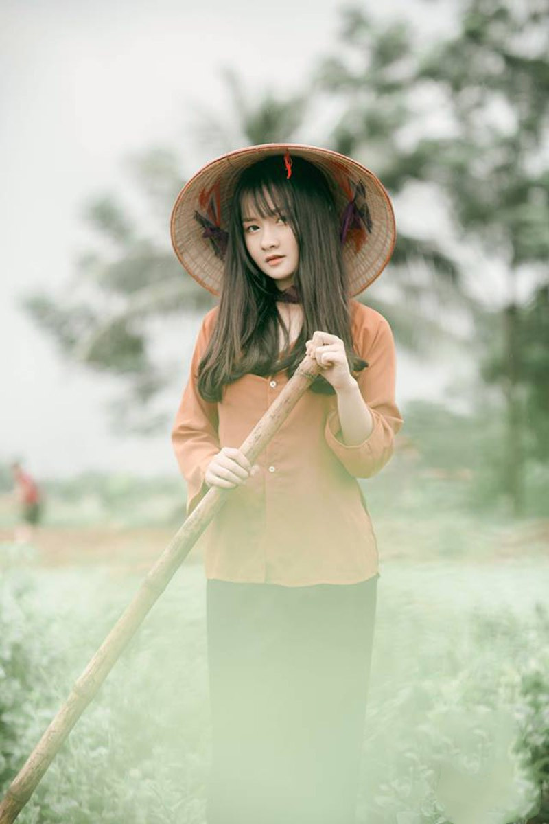 “Trước đây, ở trường em chưa có câu lạc bộ nào để cho các bạn sinh hoạt chung, giao lưu học hỏi lẫn nhau nên em đã có ý tưởng và may mắn nhận được sự ủng hộ, tín nhiệm của mọi người. Hiện nay có 3 câu lạc bộ đó là câu lạc bộ bóng rổ, dance cover và câu lạc bộ bóng đá. Câu lạc bộ bóng đá và bóng rổ có 30 bạn còn câu lạc bộ dance cover có 12 thành viên. Đây chính là sân chơi, môi trường bổ ích để các bạn học sinh có thể rèn luyện sau những giờ học căng thẳng. Các câu lạc bộ, đặc biệt dance cover còn được những anh chị là cựu học sinh về kèm cặp, hướng dẫn tập luyện. Thường thì các bạn sẽ sinh hoạt sau buổi học chiều”, Thu Hồng bộc bạch. “Trước đây, ở trường em chưa có câu lạc bộ nào để cho các bạn sinh hoạt chung, giao lưu học hỏi lẫn nhau nên em đã có ý tưởng và may mắn nhận được sự ủng hộ, tín nhiệm của mọi người. Hiện nay có 3 câu lạc bộ đó là câu lạc bộ bóng rổ, dance cover và câu lạc bộ bóng đá. Câu lạc bộ bóng đá và bóng rổ có 30 bạn còn câu lạc bộ dance cover có 12 thành viên. Đây chính là sân chơi, môi trường bổ ích để các bạn học sinh có thể rèn luyện sau những giờ học căng thẳng. Các câu lạc bộ, đặc biệt dance cover còn được những anh chị là cựu học sinh về kèm cặp, hướng dẫn tập luyện. Thường thì các bạn sẽ sinh hoạt sau buổi học chiều”, Thu Hồng bộc bạch.