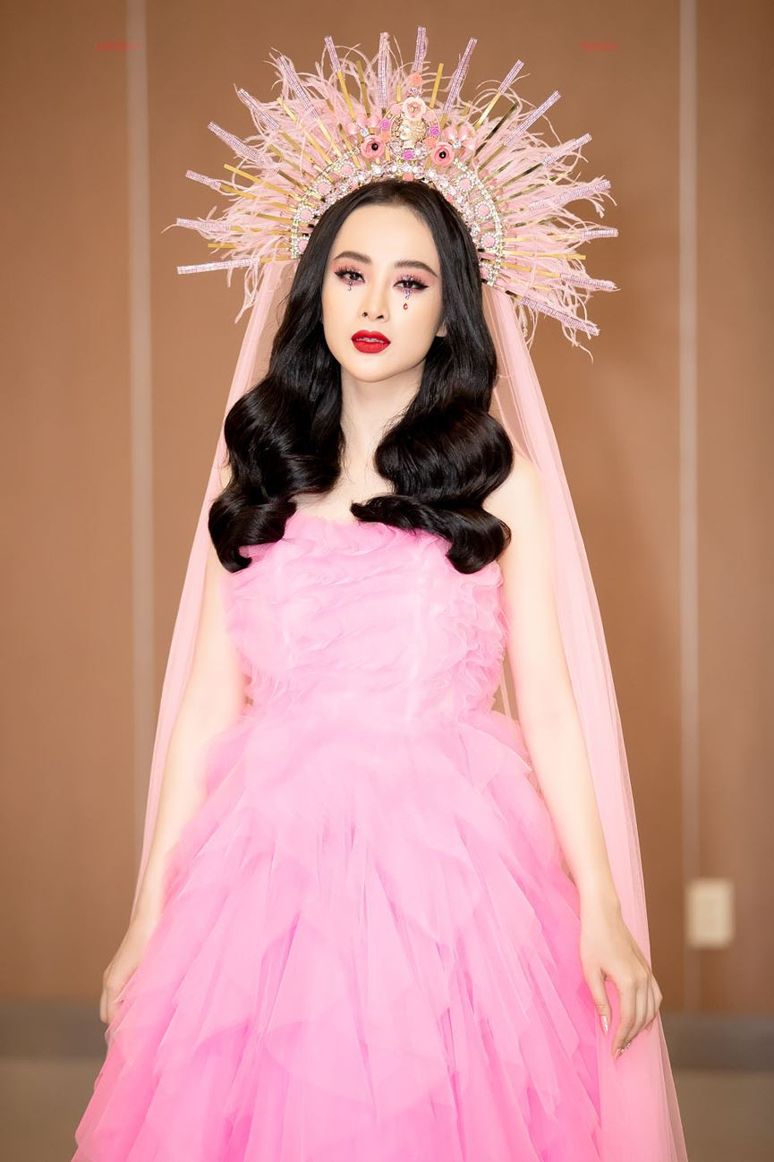 Nữ diễn viên phối bộ cánh cùng phụ kiện đội đầu được thiết kế tỉ mỉ từng chi tiết nhỏ kết hợp khăn voan dài quét đất. Sự xuất hiện cầu kỳ của Angela Phương Trinh khiến quan khách có mặt không khỏi rời mắt.