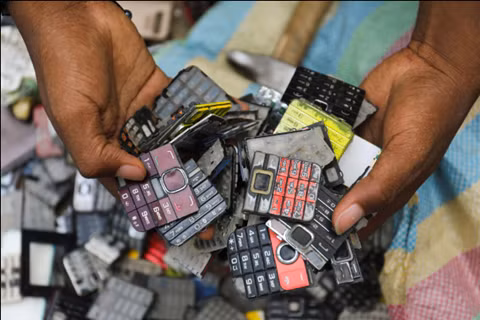 Đây là nguyên liệu tạo nên tác phẩm nghệ thuật của nghệ sĩ đến từ Bờ Biển Ngà. Ảnh: Reuters