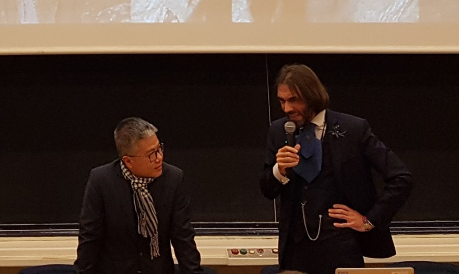  GS. Ngô Bảo Châu và Chủ tịch hội đồng trao giải Cédric Villani. Ảnh: Hồng Minh