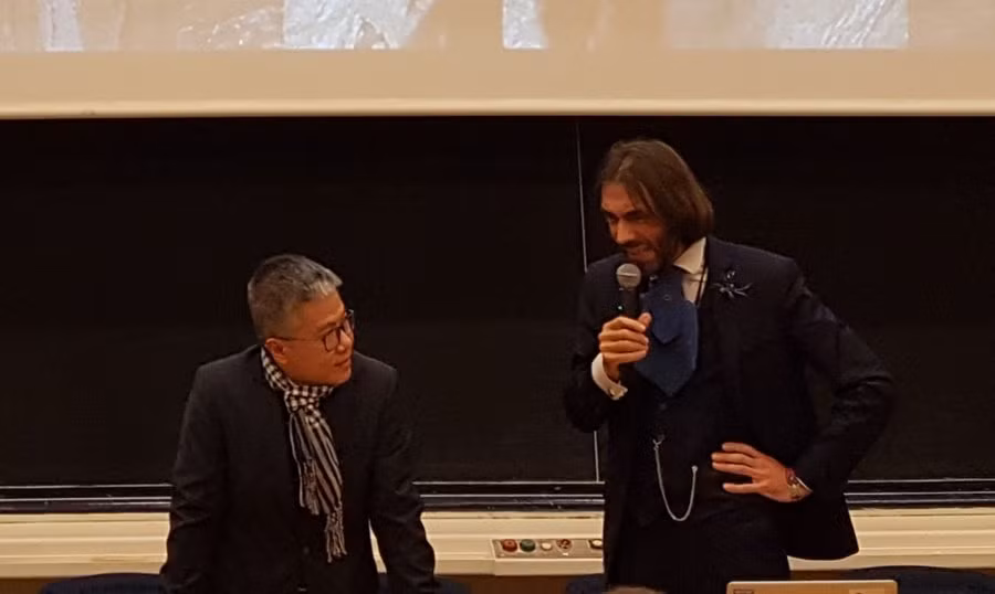  GS. Ngô Bảo Châu và Chủ tịch hội đồng trao giải Cédric Villani. Ảnh: Hồng Minh