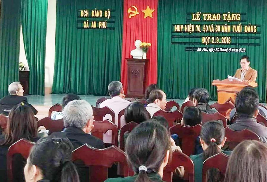  Đảng bộ xã An Phú tổ chức trao Huy hiệu Đảng. Ảnh: T.N