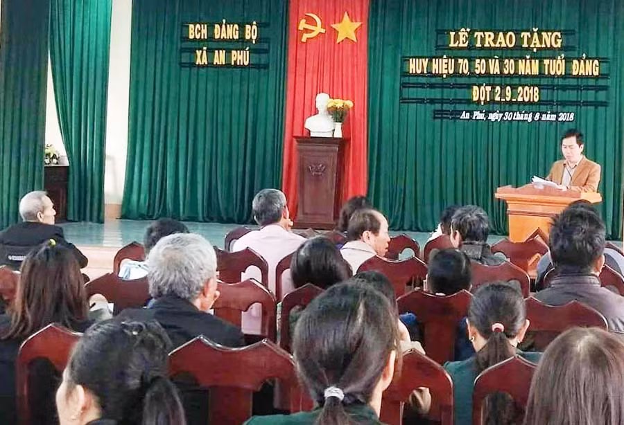  Đảng bộ xã An Phú tổ chức trao Huy hiệu Đảng. Ảnh: T.N