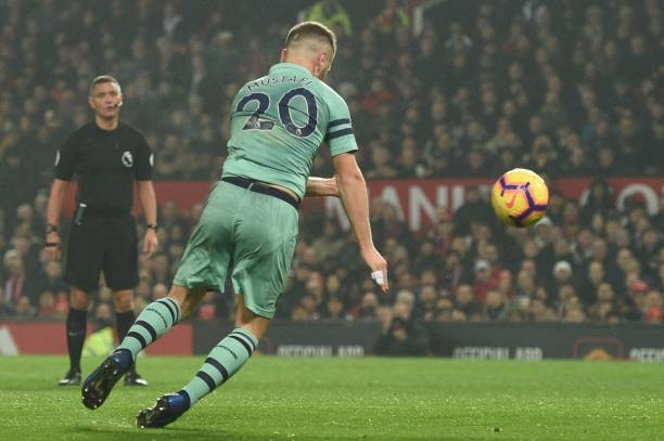 Cú đánh đầu thành bàn của Mustafi.  Cú đánh đầu thành bàn của Mustafi.