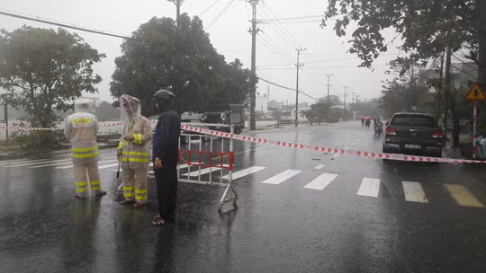 CSGT điều tiết ở khu vực có ngập sâu